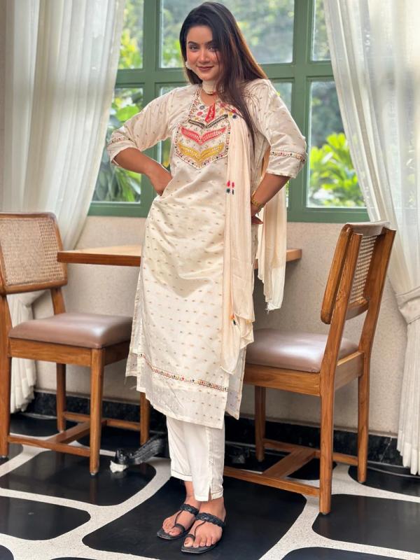VP 9724 W Embroidered Chanderi Silk Kurta Set with Embroidered Dupatta